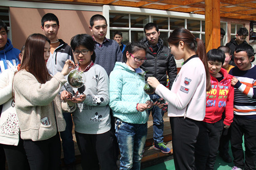 为孩子们送上亲手制作的微景观生态瓶