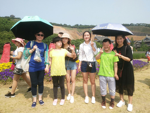 我院志愿者们与福利院儿童合影