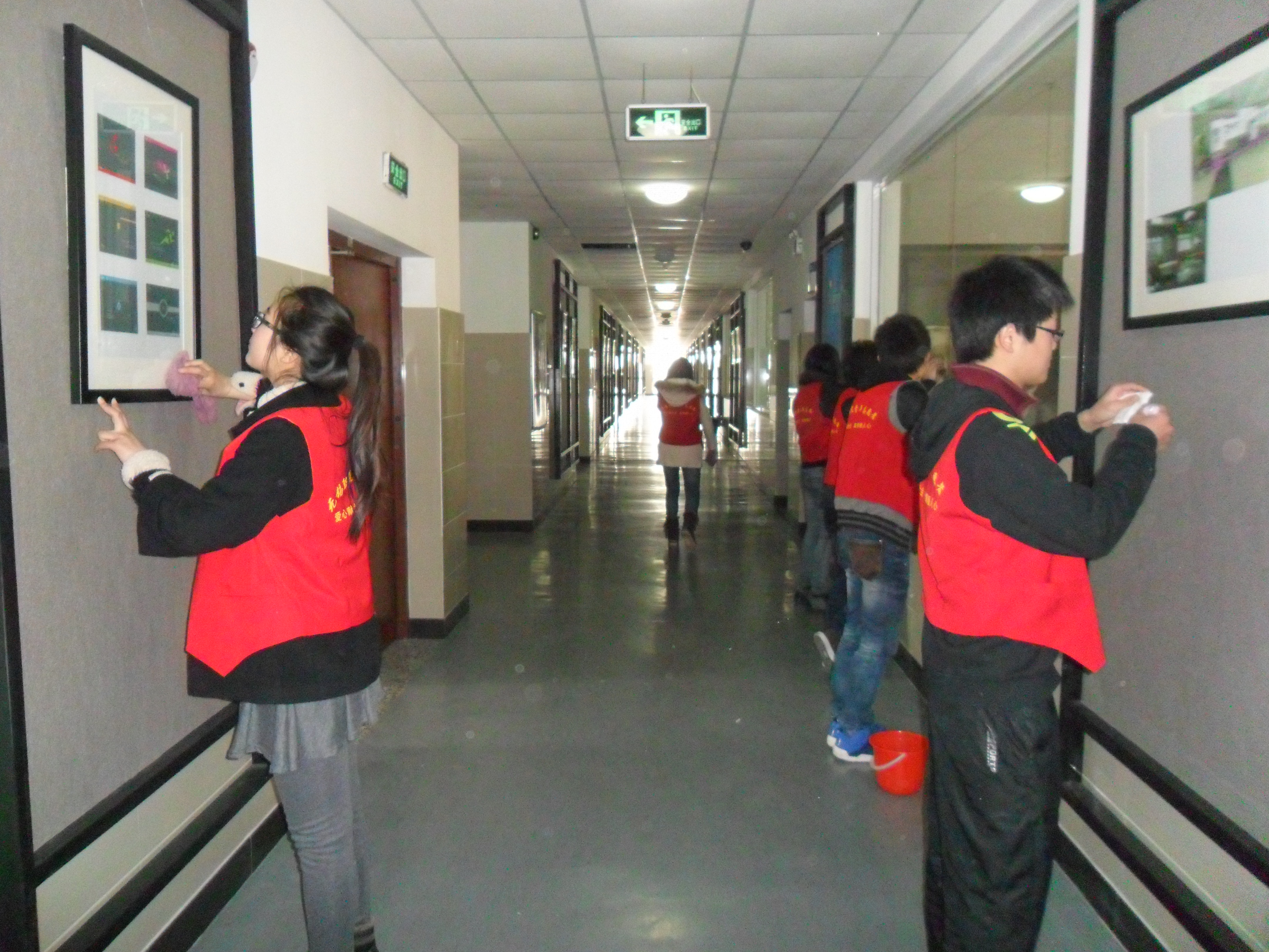 艺术系学生打扫系部卫生