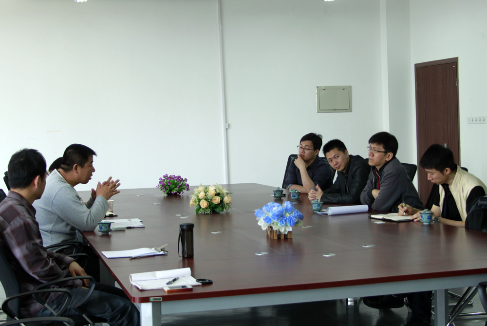 图1 系主任朱建成教授向来访人员介绍我系情况